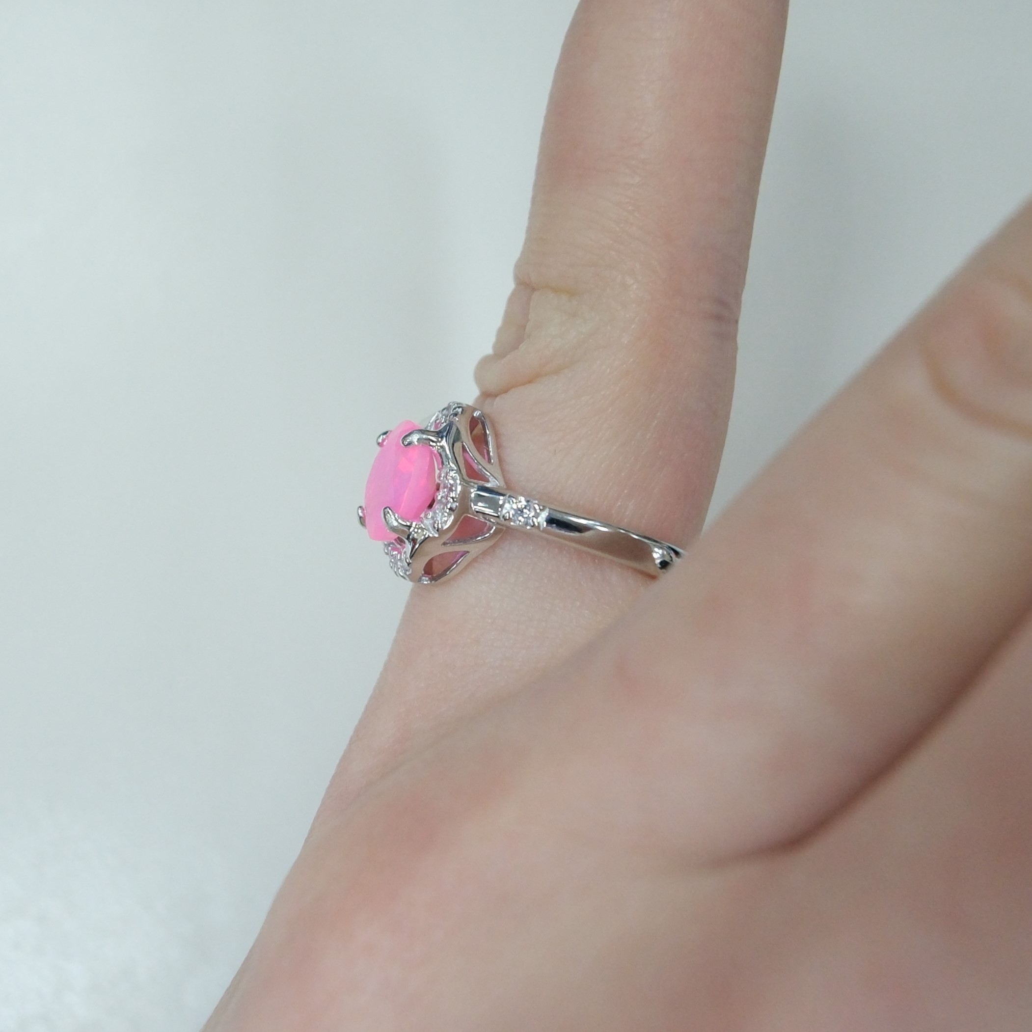Серебряное кольцо с розовым опалом